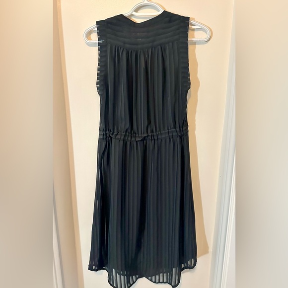 Sleeveless black dress - Picture 3 of 3